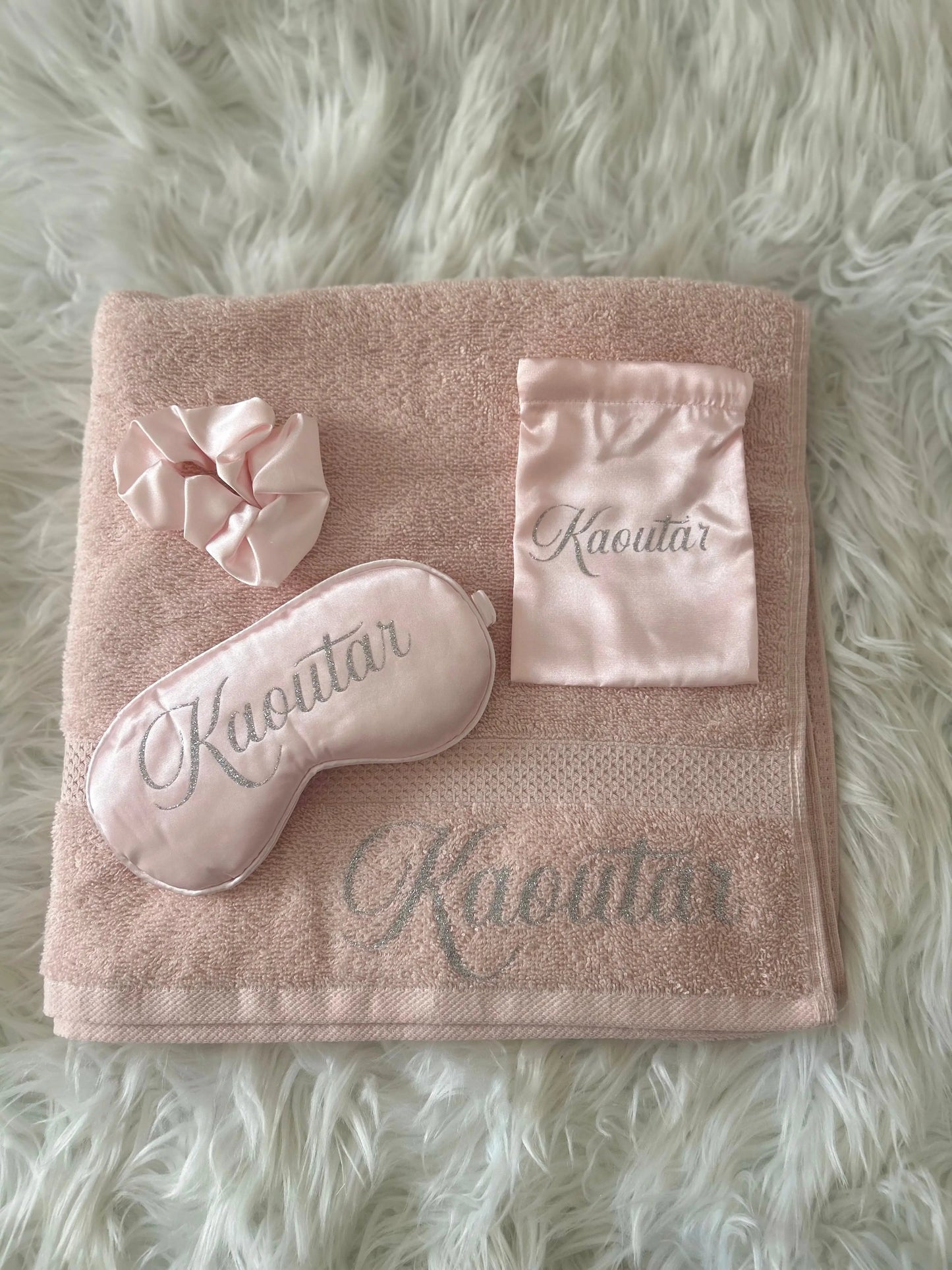 Drap de bain et Set masque de nuit personnalisé satin avec chouchou et pochette rose LS CUSTOM